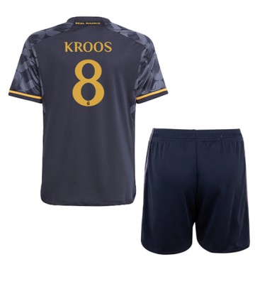 Real Madrid Toni Kroos #8 Koszulka Wyjazdowych Dziecięca 2023-24 Krótki Rękaw (+ Krótkie spodenki)